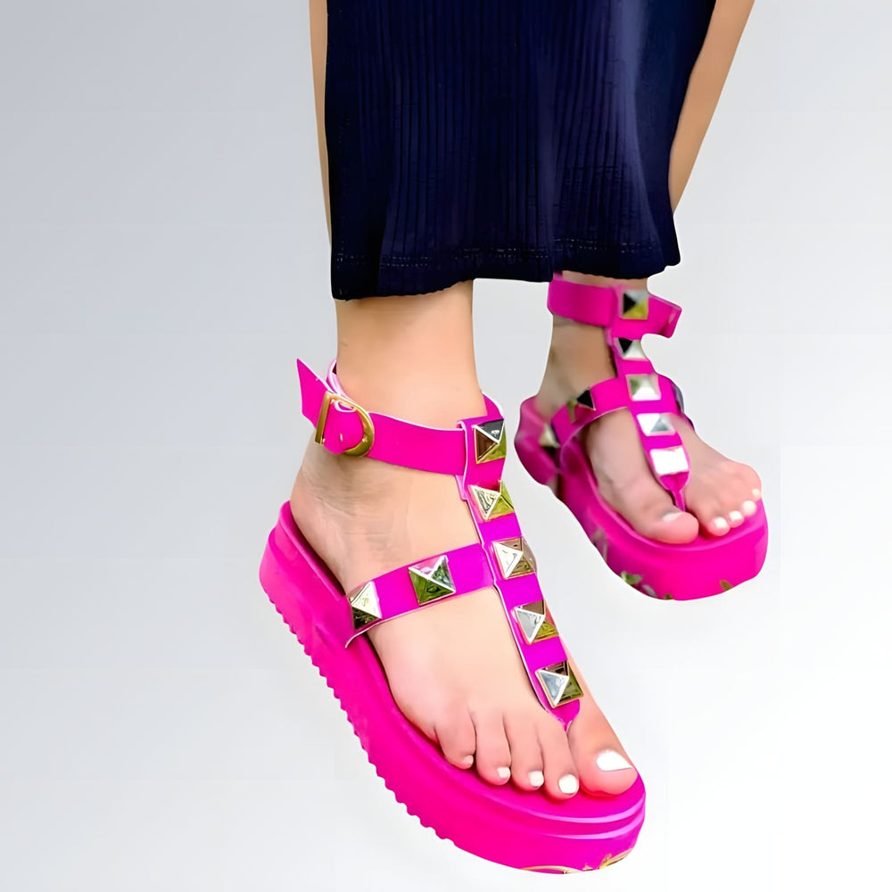 Sandália plataforma feminina GuGi estilo Birken rosa com pirâmides douradas, solado tratorado e tiras gladiadoras.
