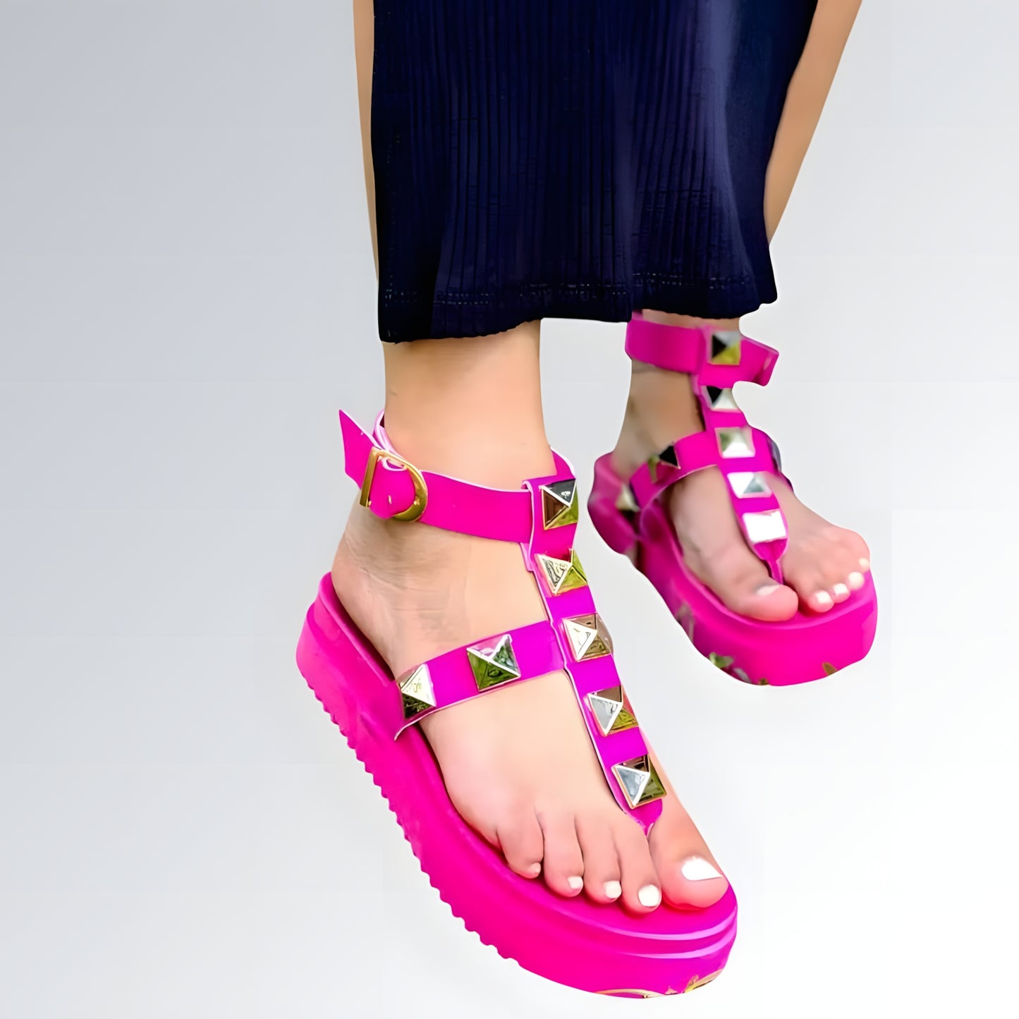 Sandália Plataforma Feminina GuGi Birken Com Pirâmides Douradas
