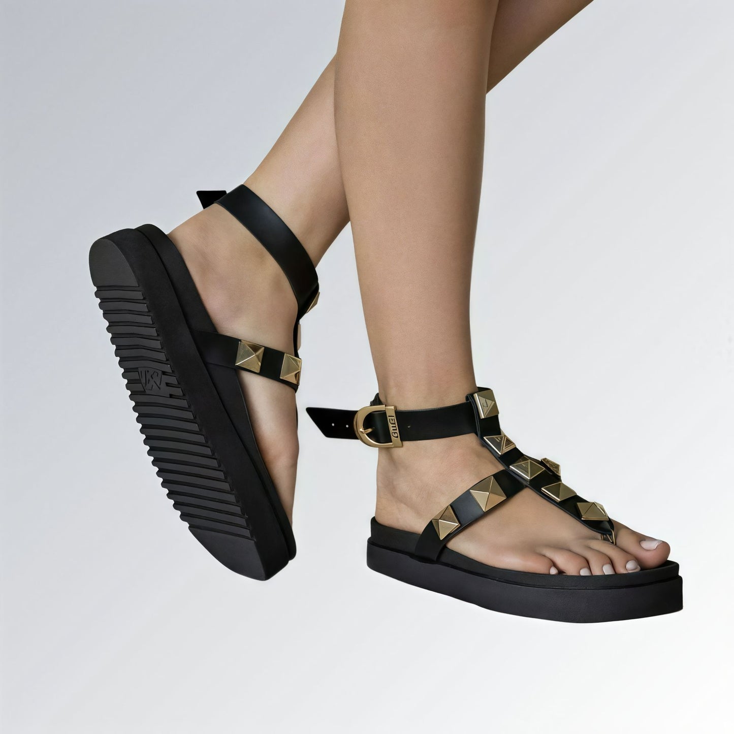 Sandália Plataforma Feminina GuGi Birken Com Pirâmides Douradas