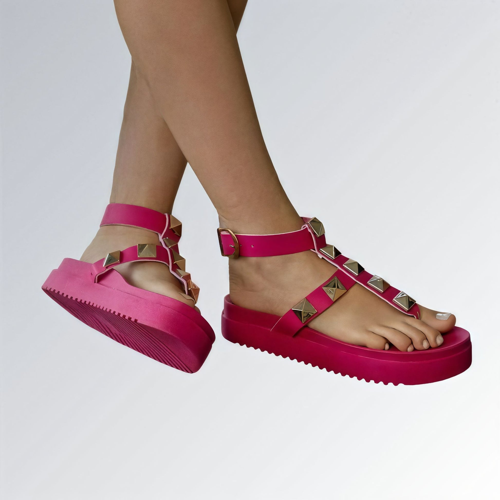 Sandália Plataforma Feminina GuGi Birken Com Pirâmides Douradas