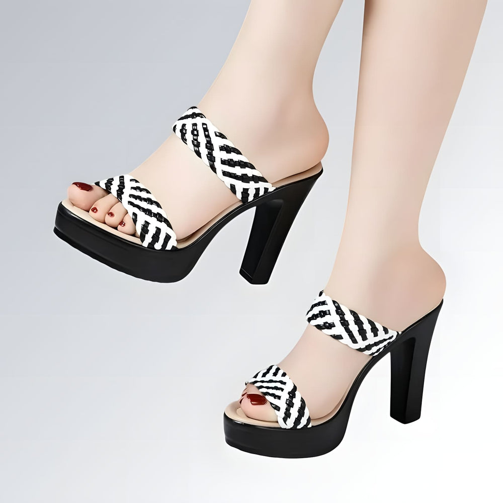 Sandália plataforma feminina com salto bloco alto preto e tiras brancas com listras pretas diagonais, design moderno e estiloso para ocasiões casuais e formais.