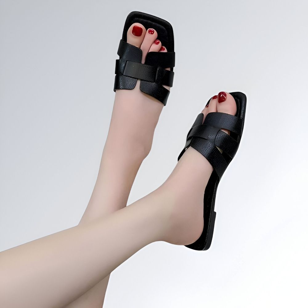 Sandália rasteirinha feminina preta com design recortado, tira larga e solado quadrado estilo New Line.