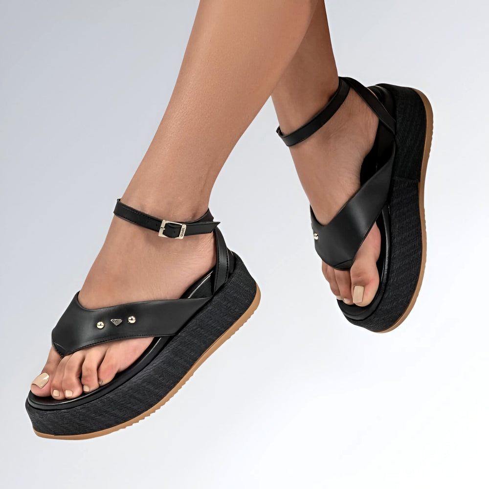 Sandália Luna Delta feminina plataforma cor preta, com tiras cruzadas, fivela no tornozelo e detalhes metálicos.