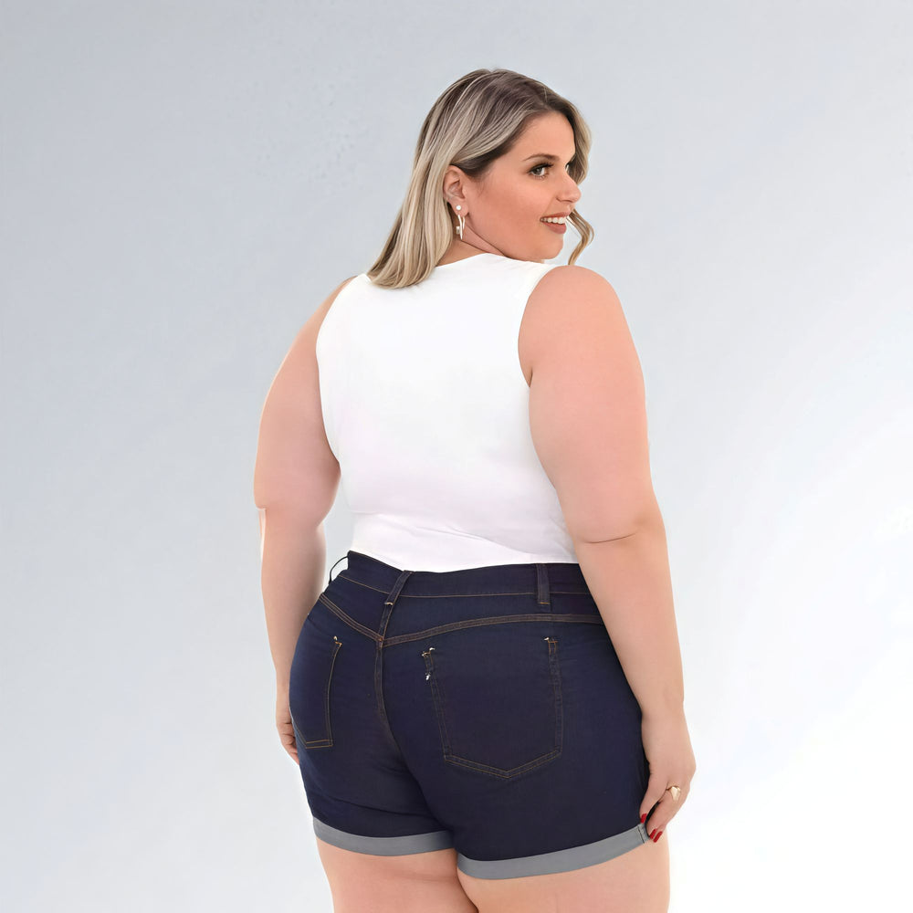 Shorts jeans feminino plus size azul escuro, cintura alta com barra dobrada, bolsos frontais e detalhes destroyed.