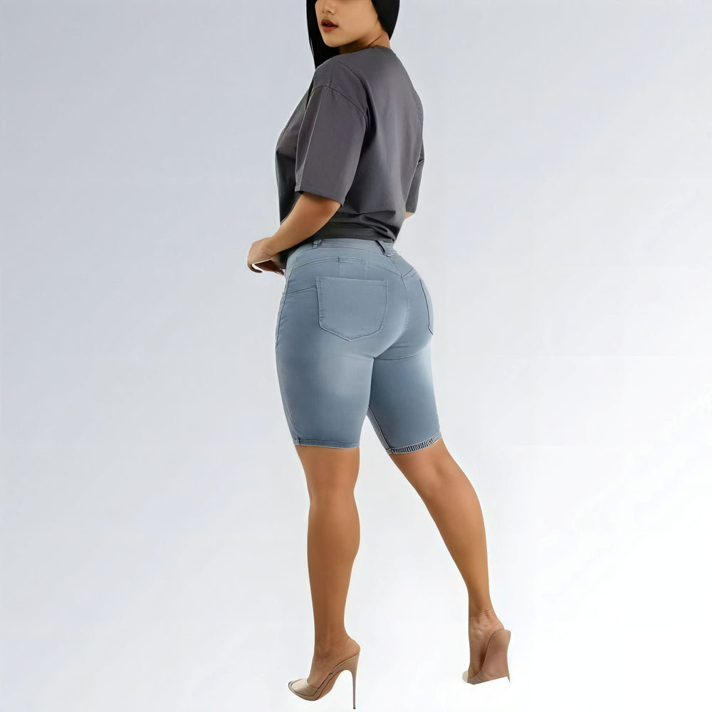 Shorts jeans femininos azul médio com cintura alta, rasgos frontais com forro bege e fechamento com três botões.