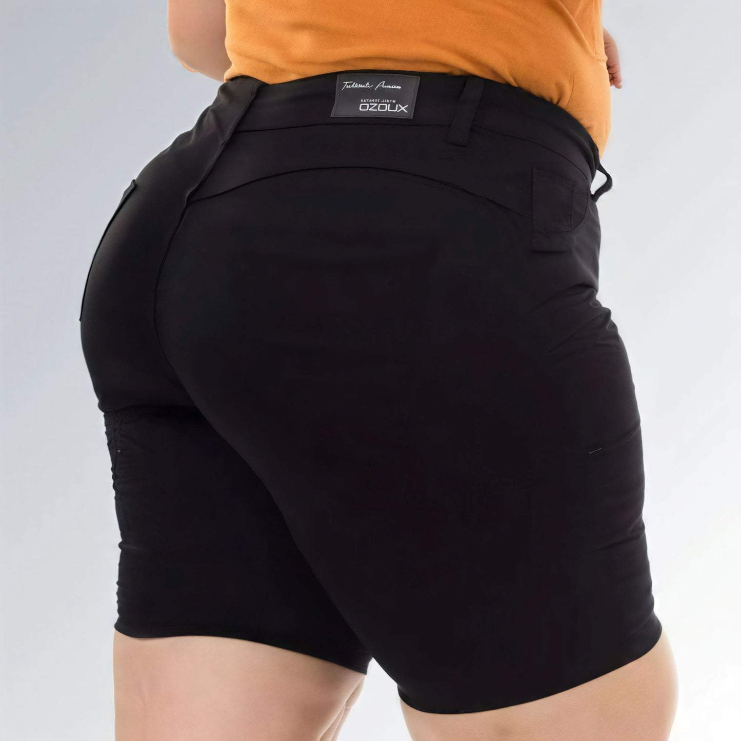 Shorts pedal feminino plus size preto, cintura alta, modelo premium com bolsos laterais e fechamento frontal.