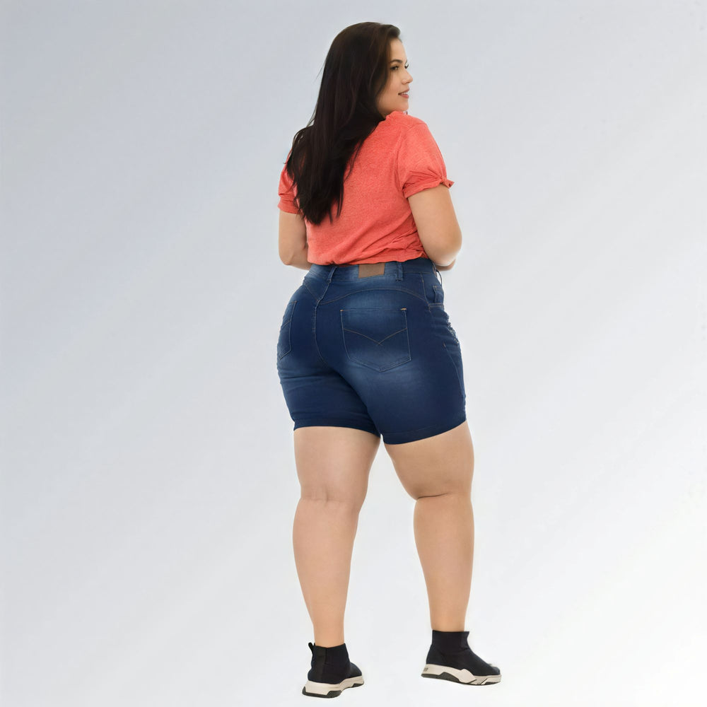 Shorts jeans feminino plus size azul escuro, cintura alta, modelo premium com bolsos e detalhe desfiado.