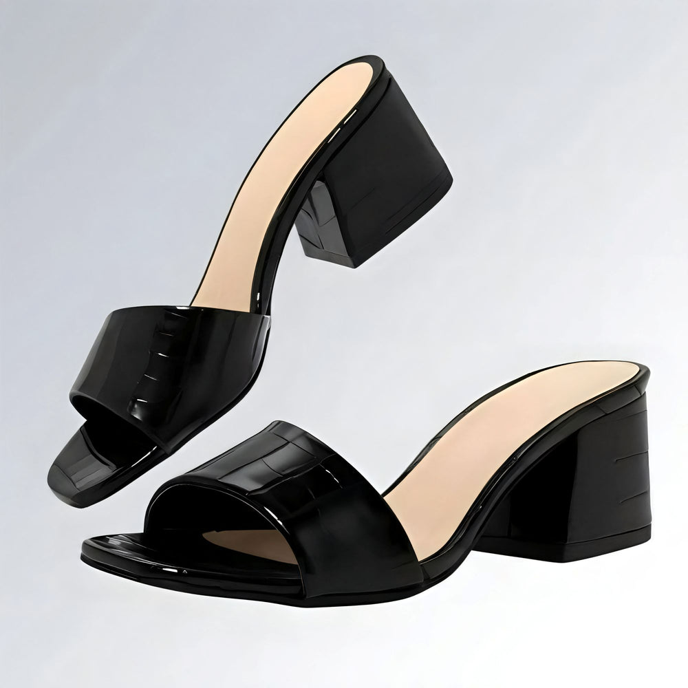 Tamanco feminino preto com salto médio quadrado, tira larga e acabamento brilhante para looks casuais e sofisticados.