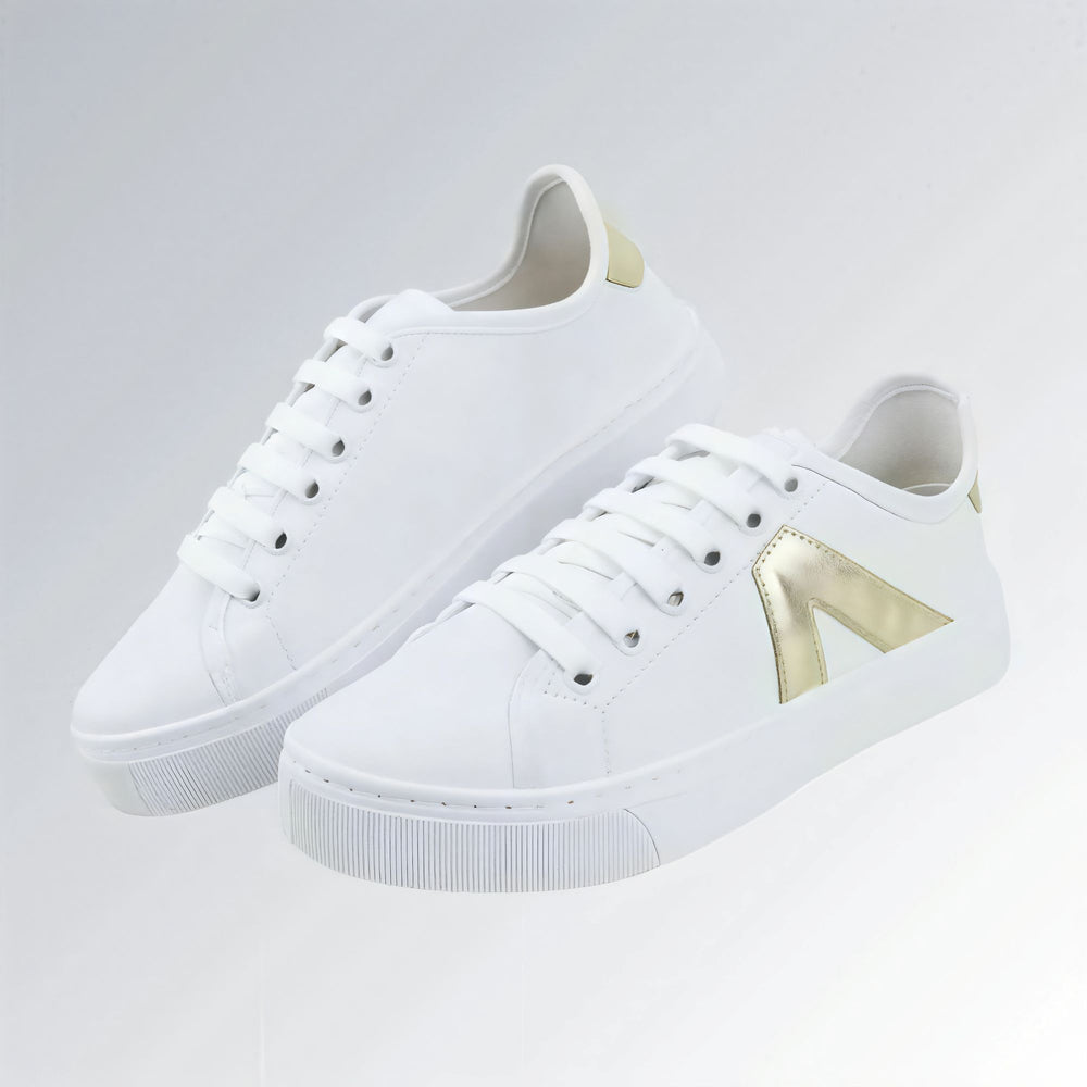 Tênis feminino branco estilo urbano casual com detalhes dourados, solado baixo e design minimalista.