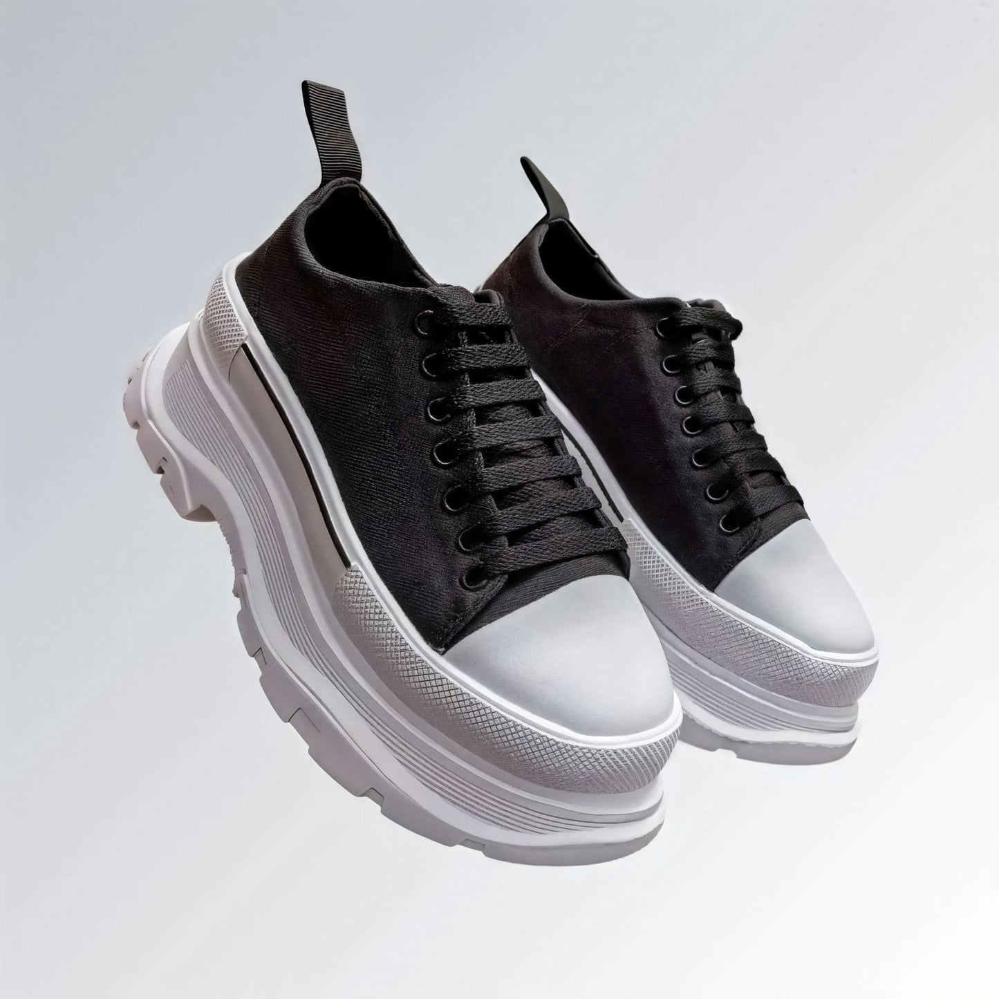 Tênis feminino casual preto GuGi com plataforma microexpandida, solado branco macio e design moderno.