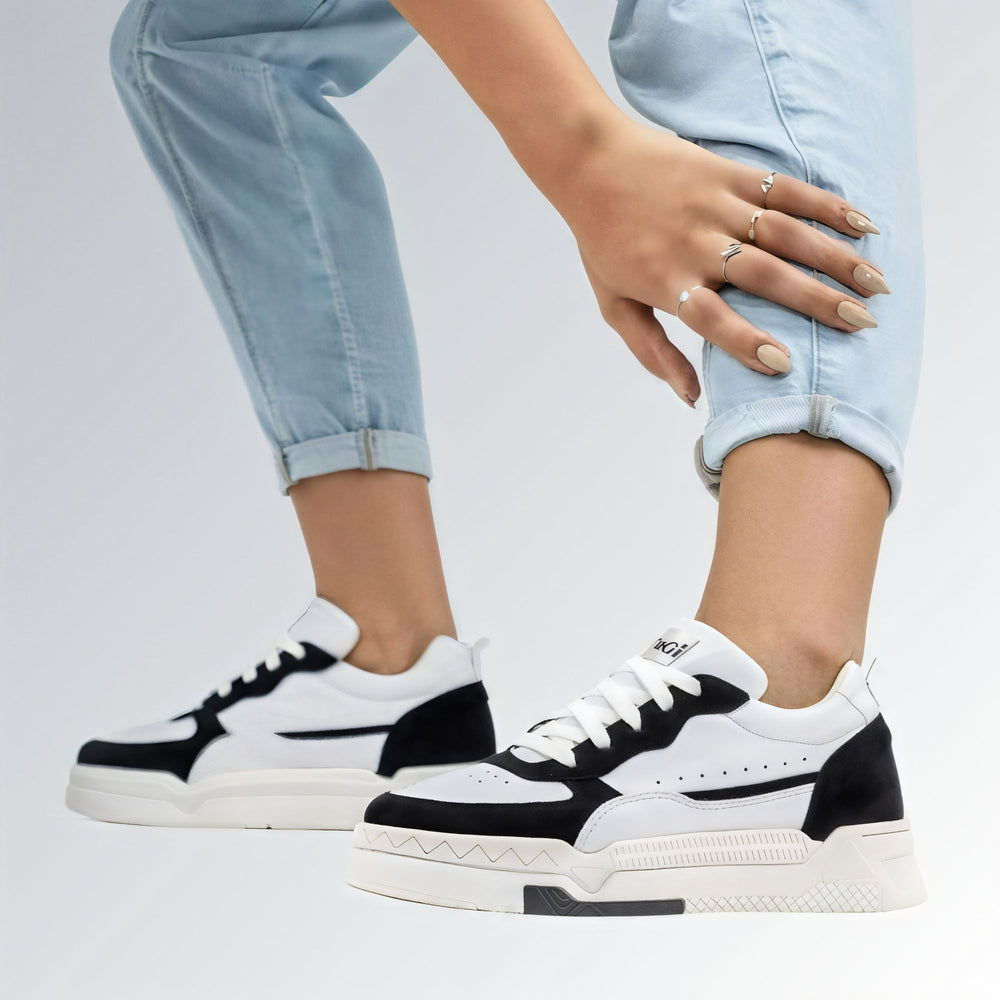 Tênis Sneaker Jade feminino casual GuGi em camurça preta, solado branco confortável, estilo premium streetwear.