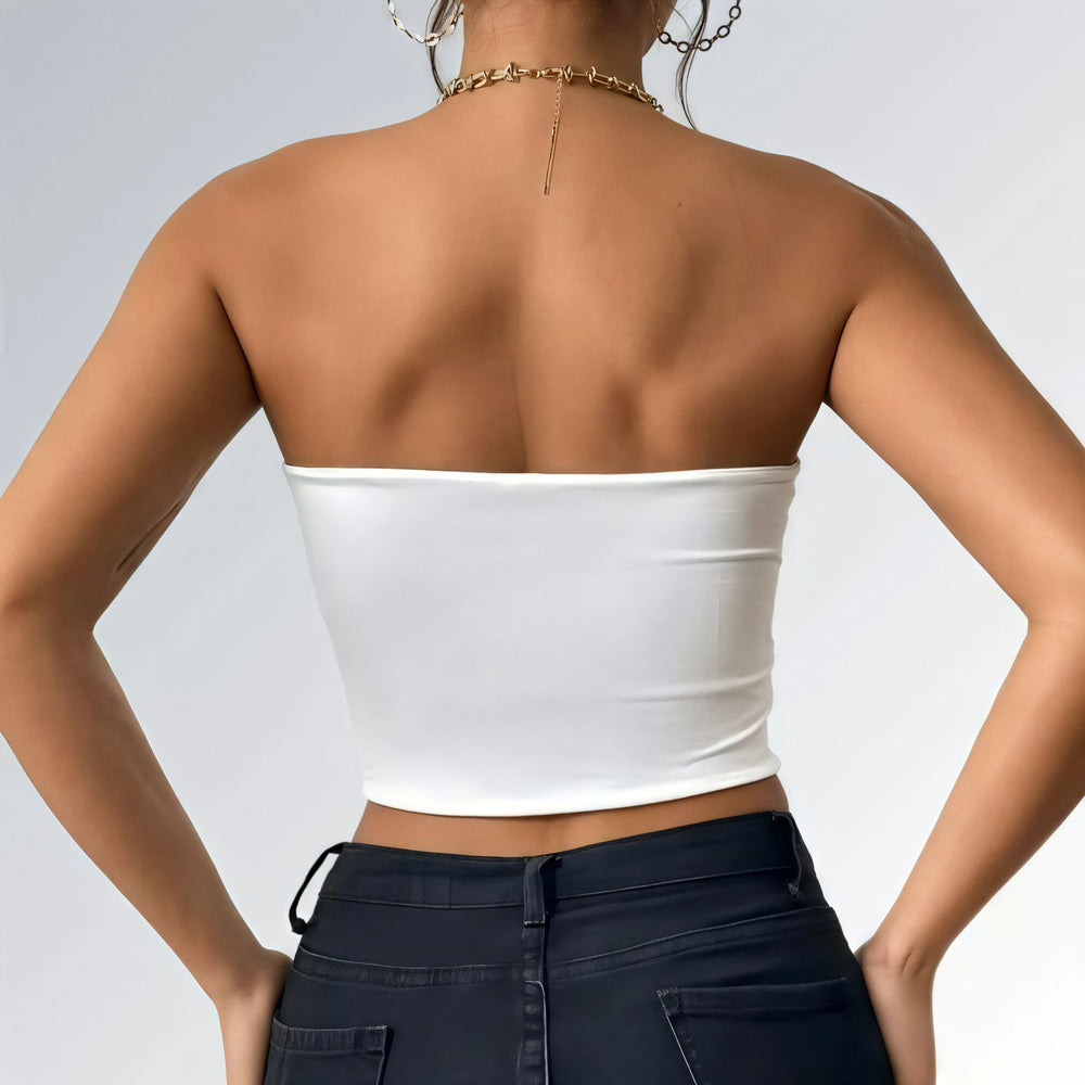 Top feminino branco estilo bodycon, modelo tomara que caia cropped com caimento justo e tecido confortável.