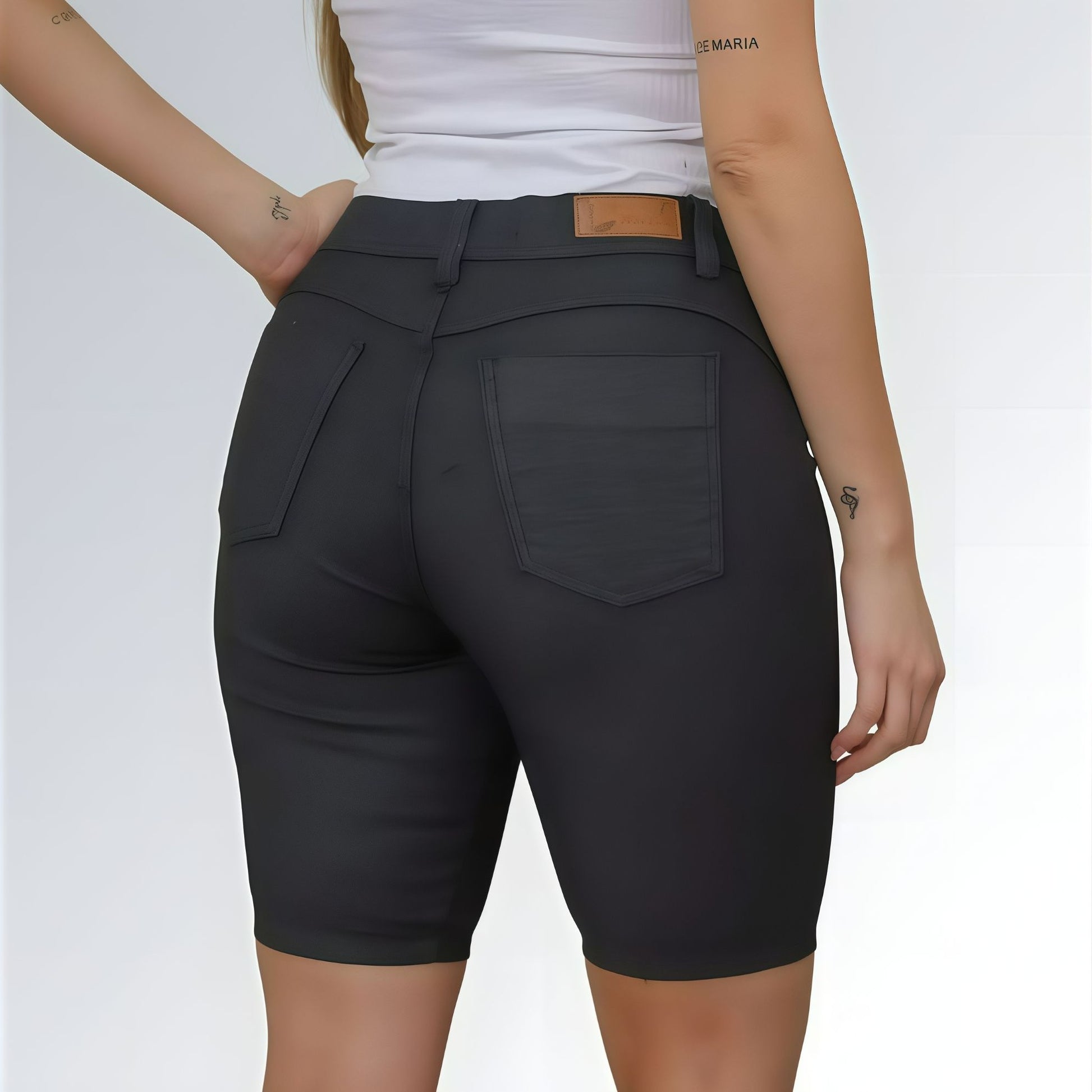 Bermuda feminina jeans sarja preta grafite, modelo cintura alta com bolsos frontais e caimento ajustado.