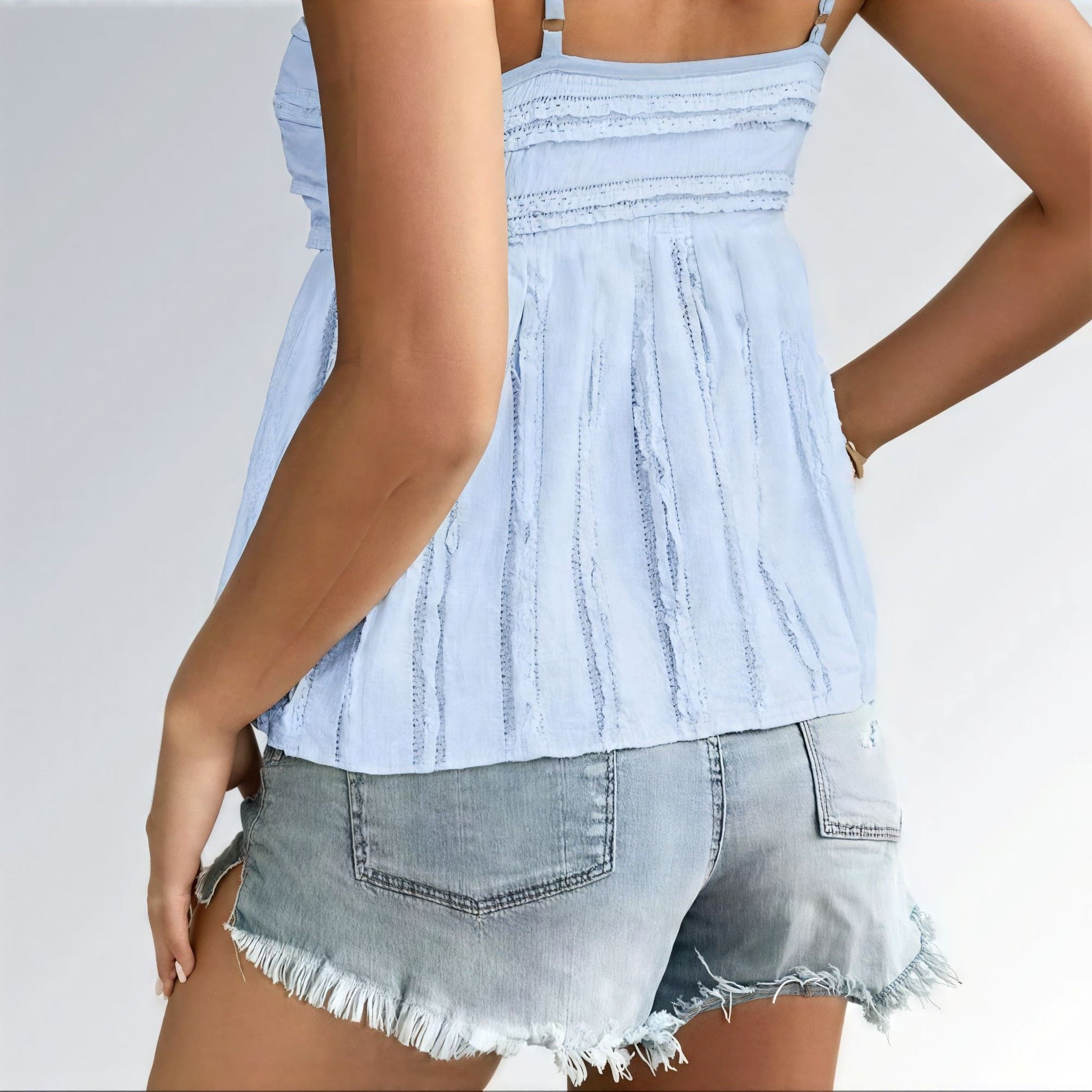 Blusa feminina azul clara regata de alça fina com busto franzido e tecido texturizado, estilo casual streetwear para o verão.