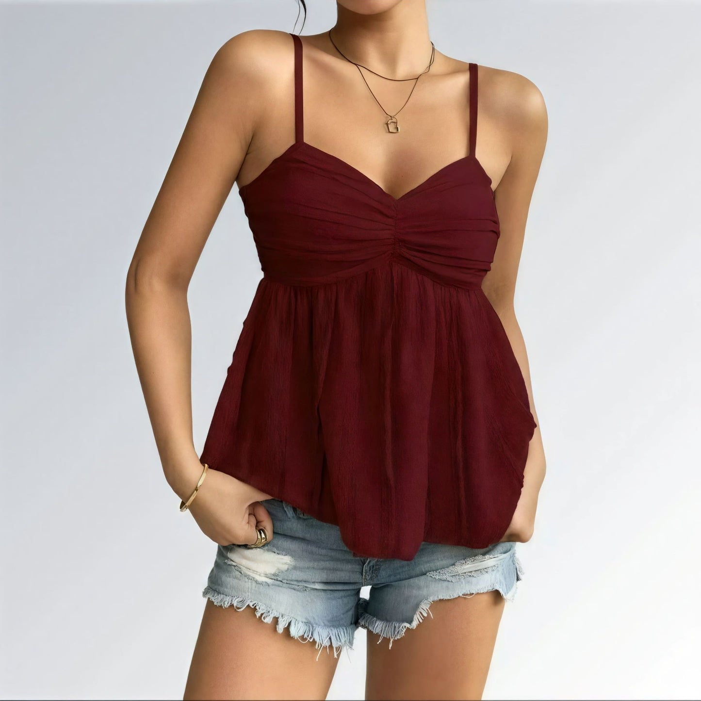 Blusa feminina vinho regata de alça fina com busto franzido e tecido texturizado, estilo casual streetwear para o verão.