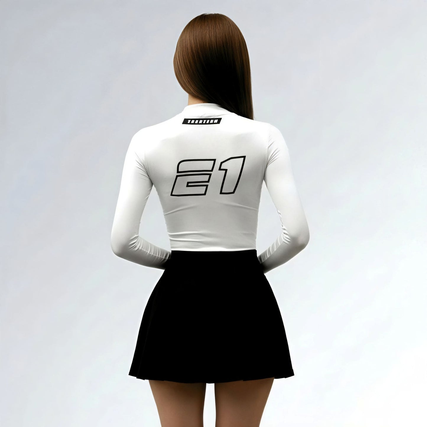 Blusa branca de manga longa estilo streetwear com estampa de patrocinadores e design inspirado em automobilismo.