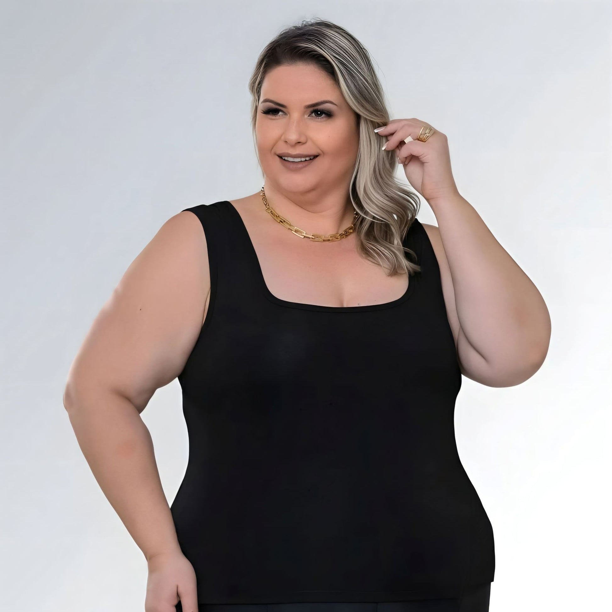 Blusa regata preta feminina plus size com decote quadrado, alça larga e tecido confortável.