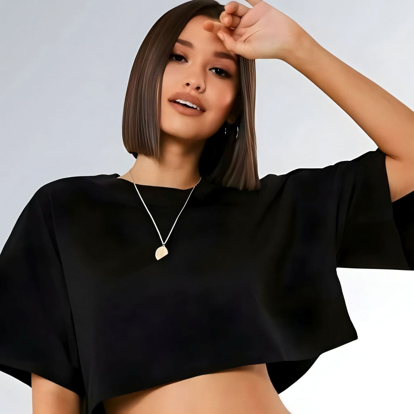 Blusa feminina preta solta de manga curta, com decote redondo e caimento leve para looks urbanos.