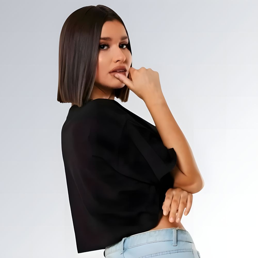 Blusa feminina preta solta de manga curta, com decote redondo e caimento leve para looks urbanos.