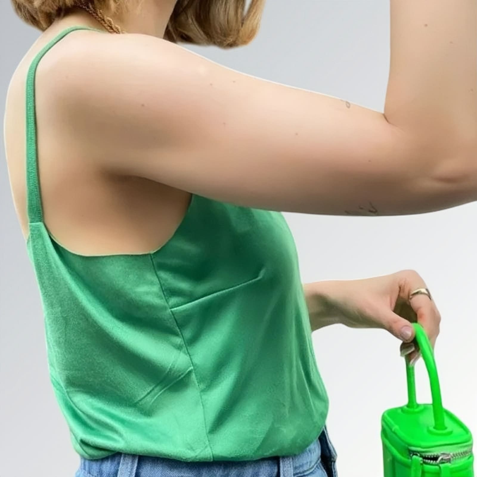 Blusa regata veludo estilo sueco feminina verde com alças finas, combinada com calça jeans azul clara e acessórios minimalistas — peça moderna disponível para venda online de moda casual.