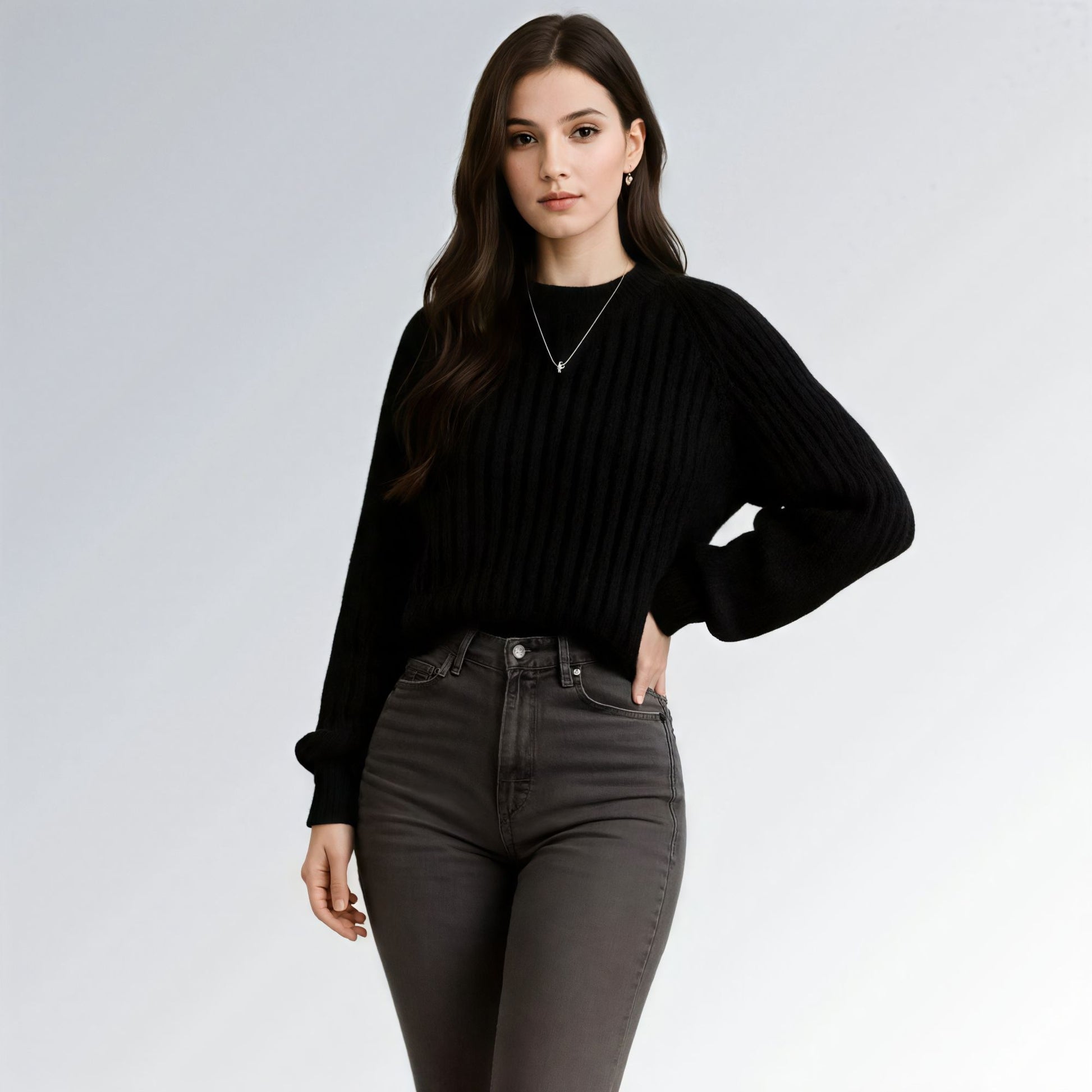 Blusa de lã feminina preta com manga longa e textura canelada, ideal para compor looks de inverno.