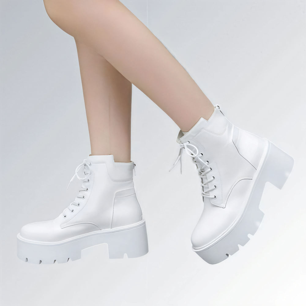 Bota feminina branca estilo coturno com sola grossa plataforma, cadarço frontal e acabamento moderno, ideal para looks urbanos e streetwear.