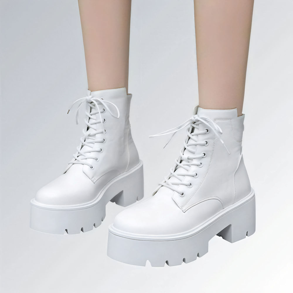 Bota feminina branca estilo coturno com sola grossa plataforma, cadarço frontal e acabamento moderno, ideal para looks urbanos e streetwear.
