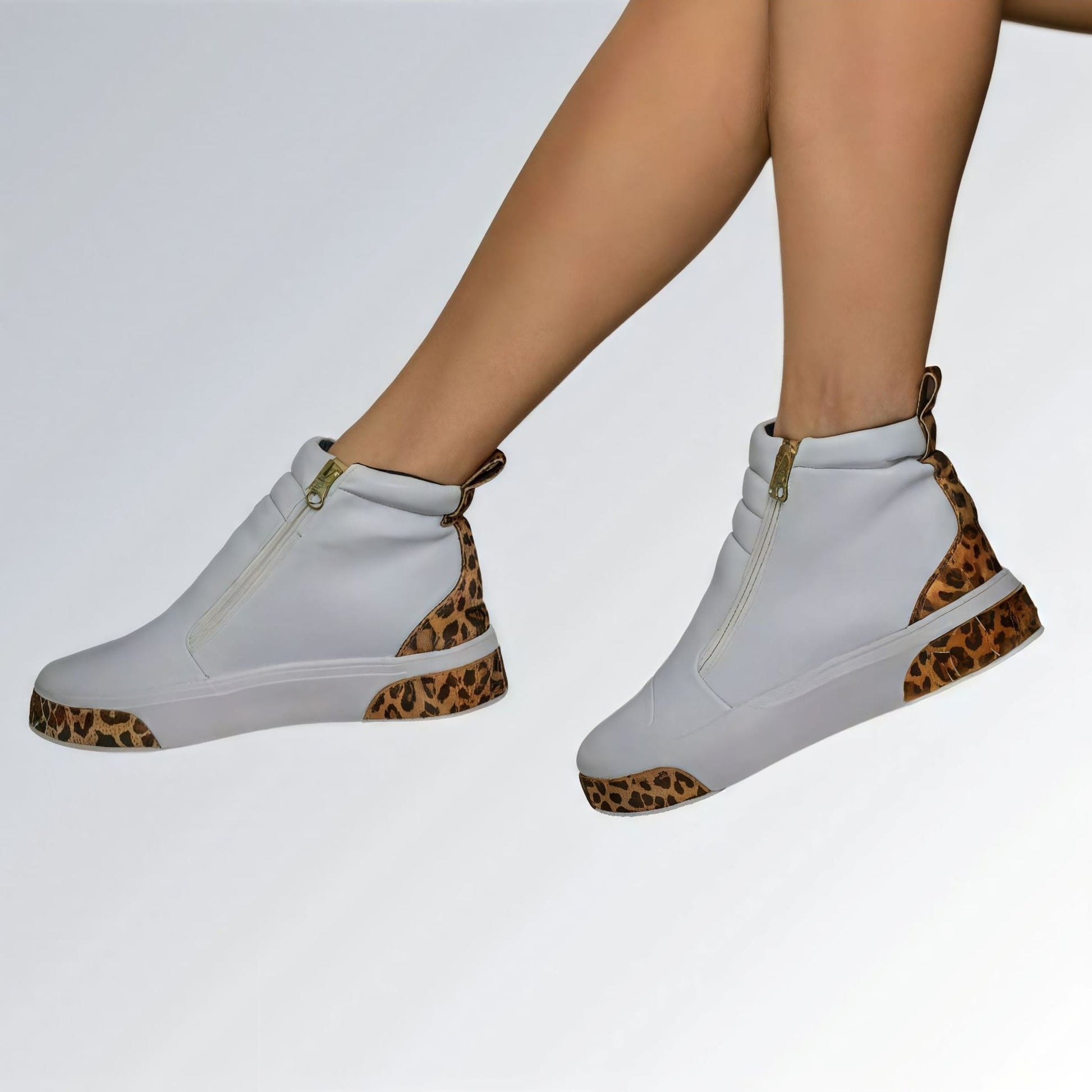 Bota feminina GuGi estilo Knot em camurça branca, com sola plana branca, zíper lateral e design moderno. 