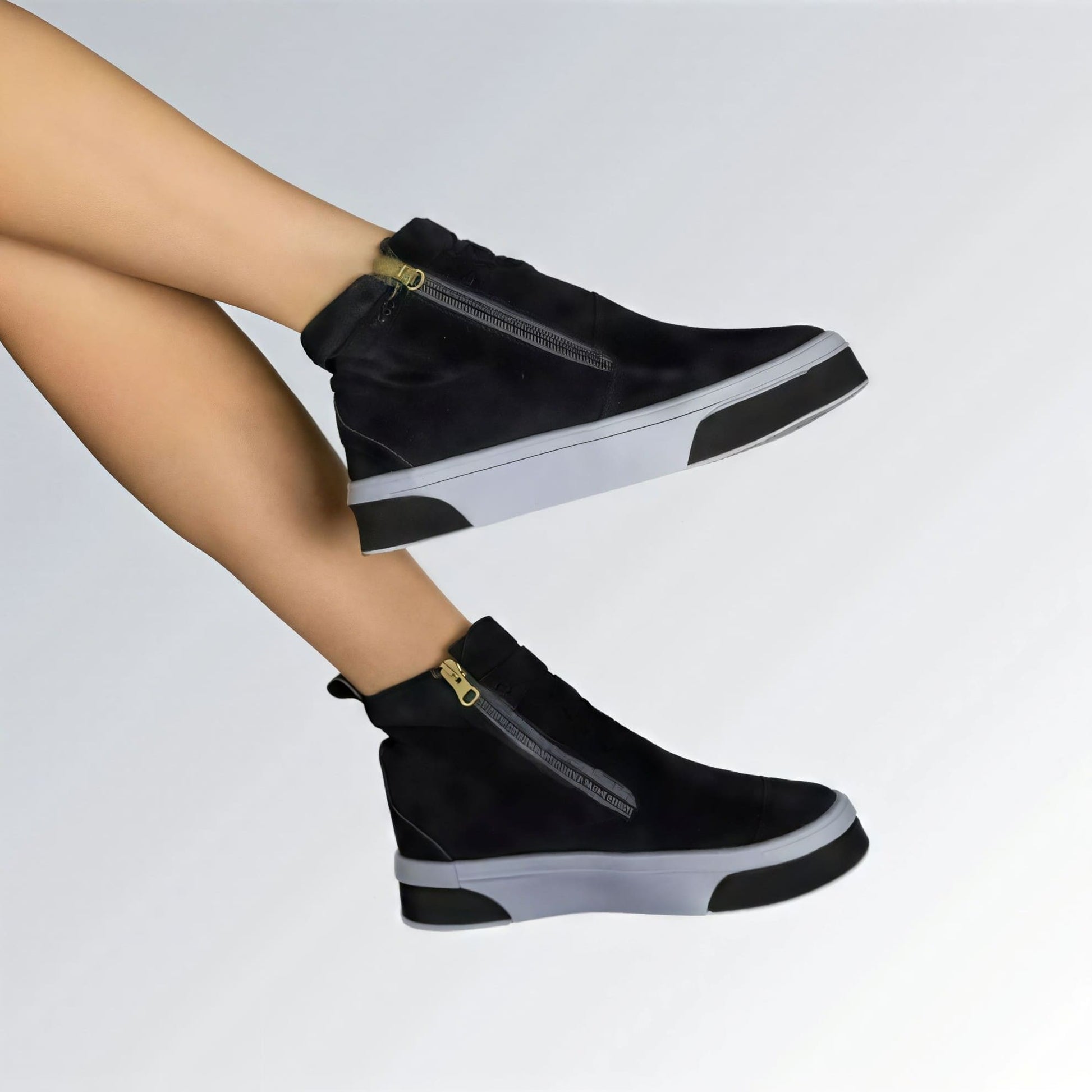 Bota feminina GuGi estilo Knot em camurça preta, com sola plana branca, zíper lateral e design moderno.