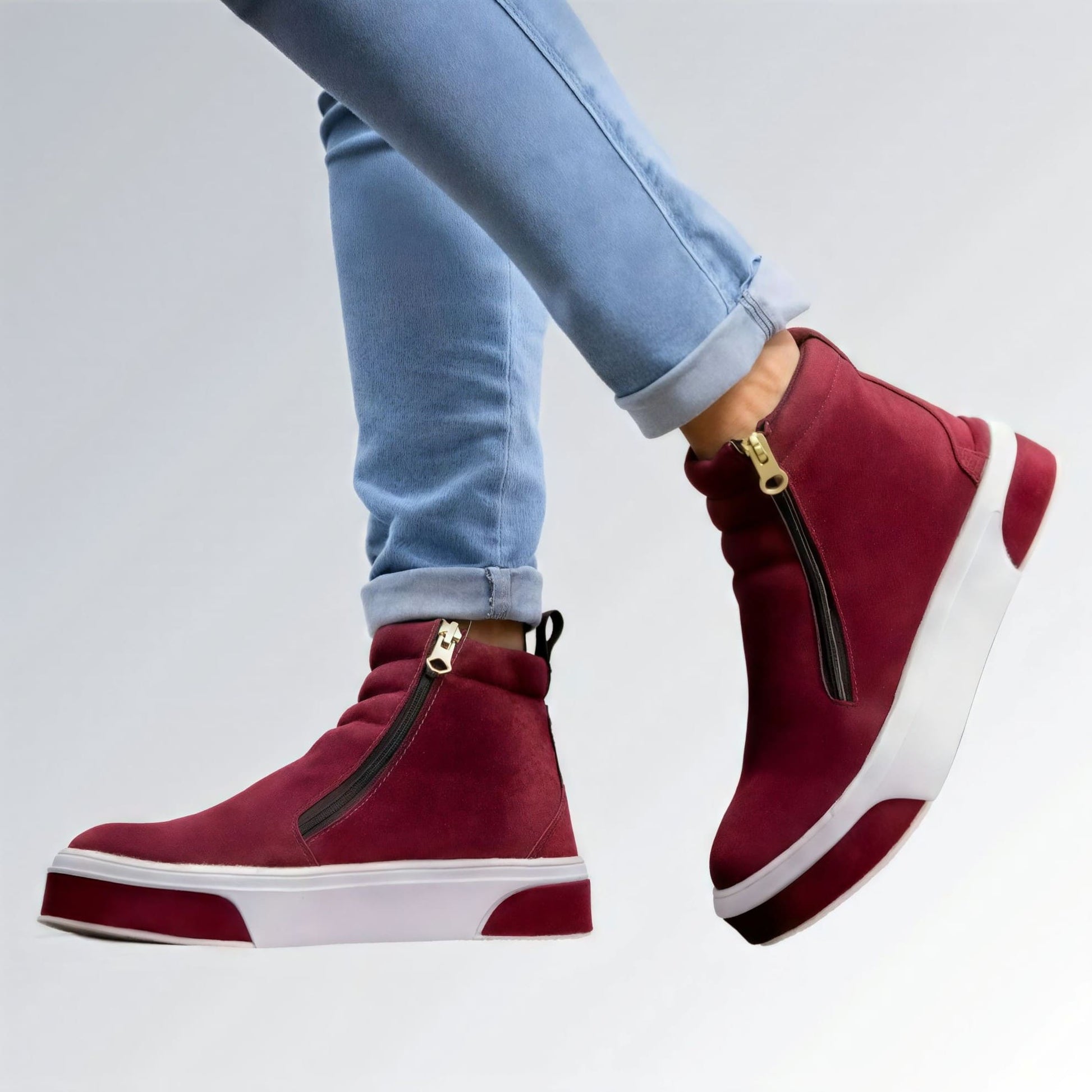 Bota feminina GuGi estilo Knot em camurça vinho, com sola plana branca, zíper lateral e design moderno.