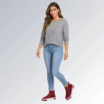 Bota feminina GuGi estilo Knot em camurça vinho, com sola plana branca, zíper lateral e design moderno.