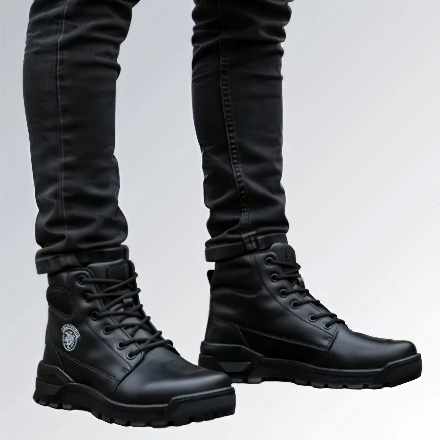 Bota masculina preta de couro com biqueira de proteção, design robusto, cadarço e detalhes em relevo.