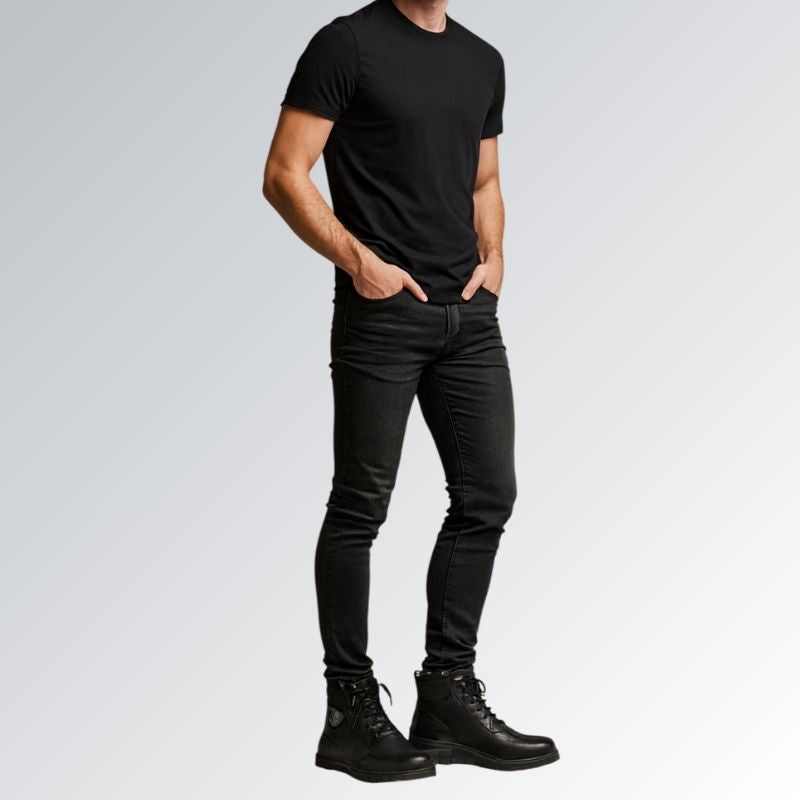 Bota masculina preta de couro com biqueira de proteção, design robusto, cadarço e detalhes em relevo.