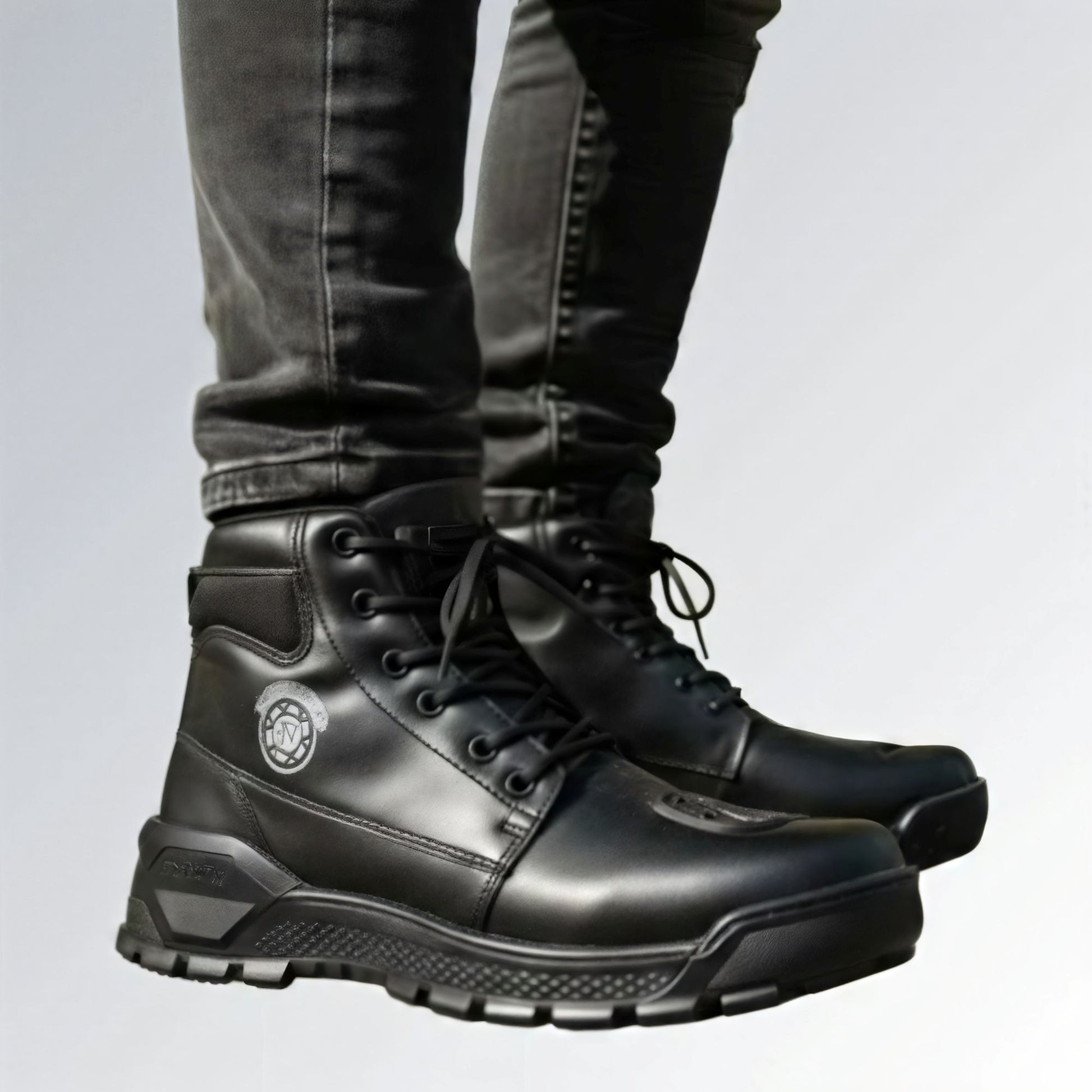 Bota masculina preta de couro com biqueira de proteção, design robusto, cadarço e detalhes em relevo.