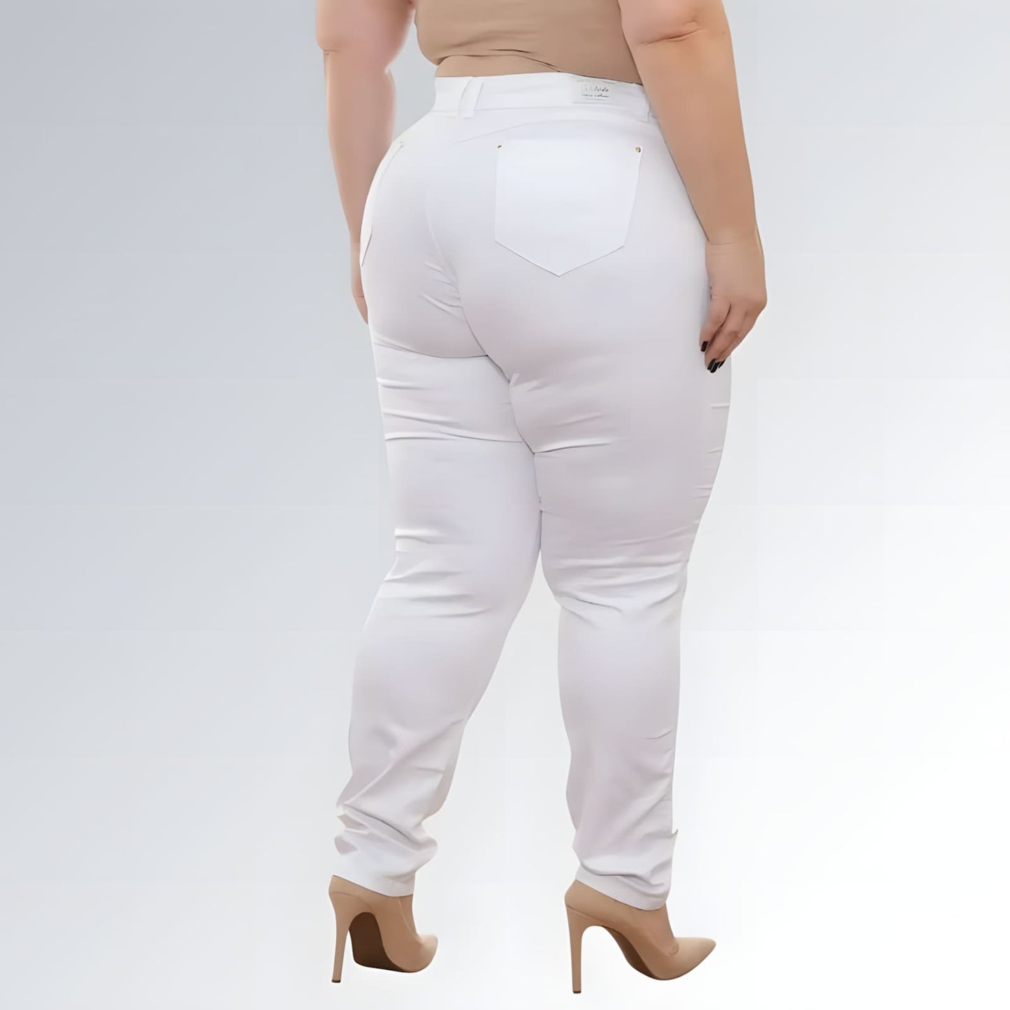 Calça branca feminina plus size de cintura alta com alça lipo, modelo premium e caimento ajustado.