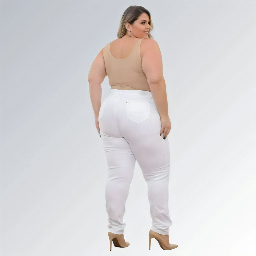 Calça branca feminina plus size de cintura alta com alça lipo, modelo premium e caimento ajustado.