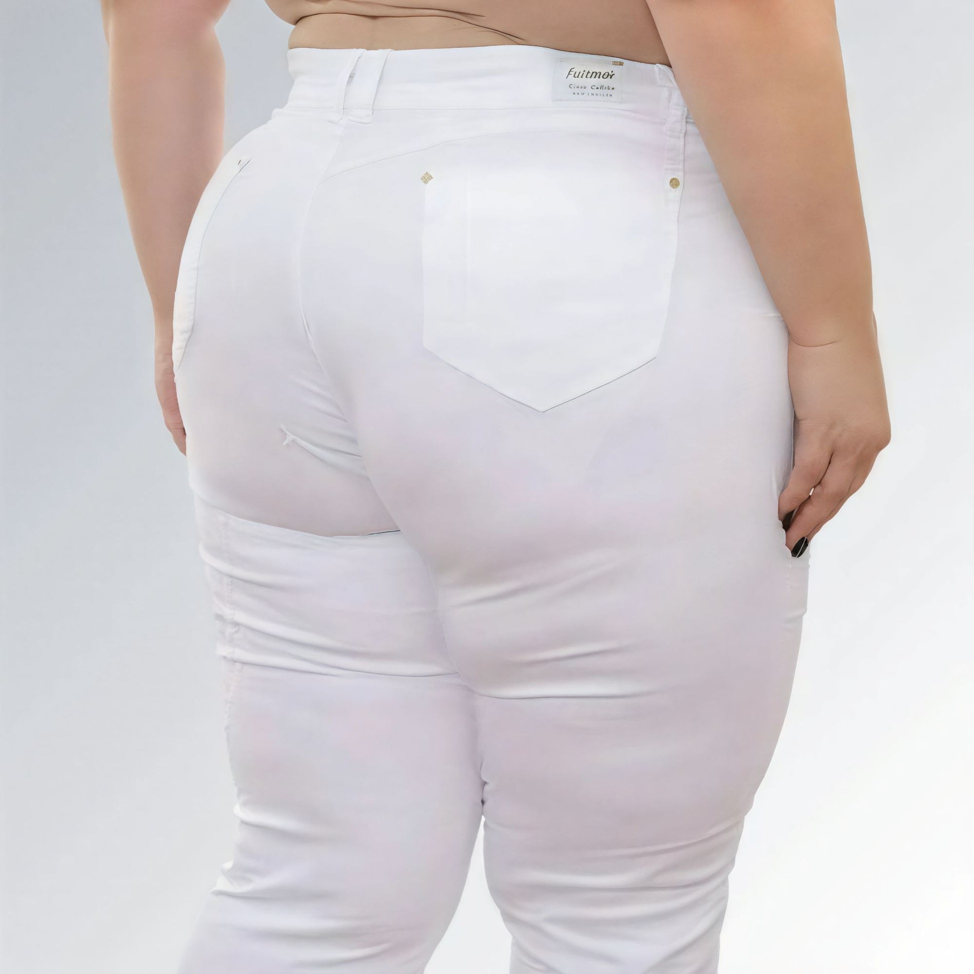 Calça branca feminina plus size de cintura alta com alça lipo, modelo premium e caimento ajustado.