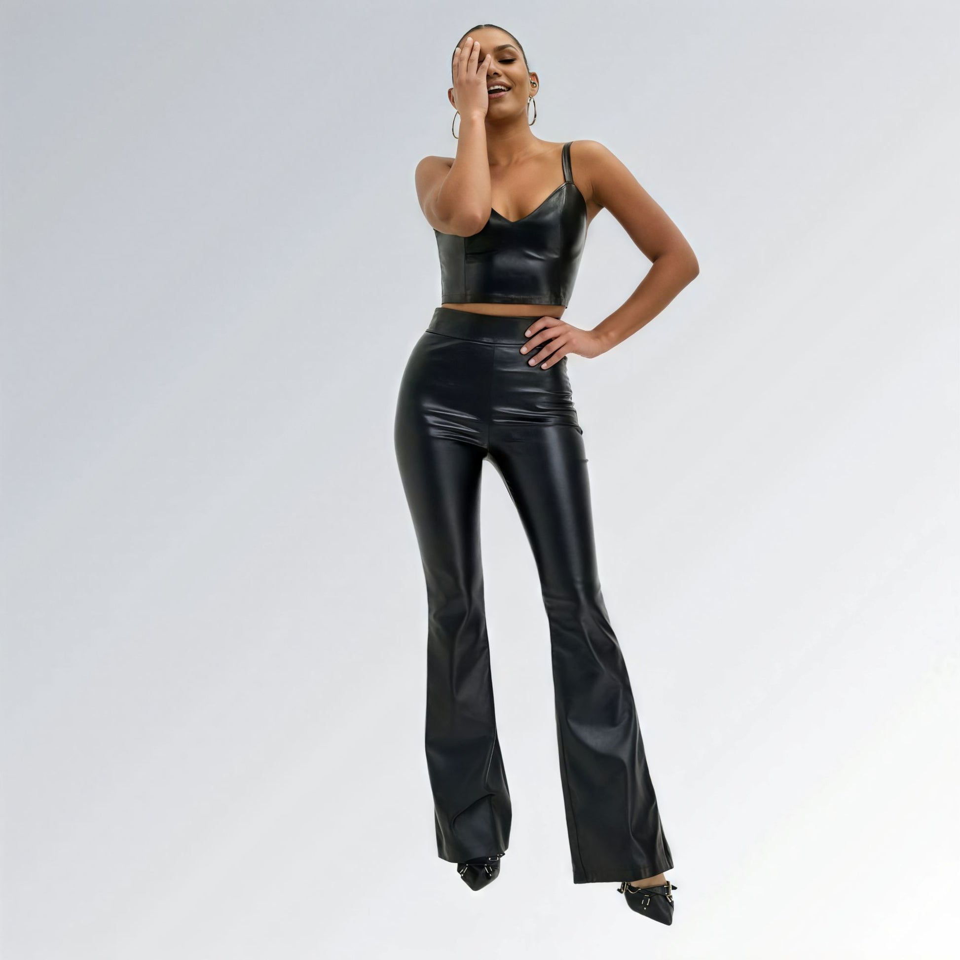 Calça Couro Sintético Boca de Sino de Cintura Alta Feminina Jz new moda