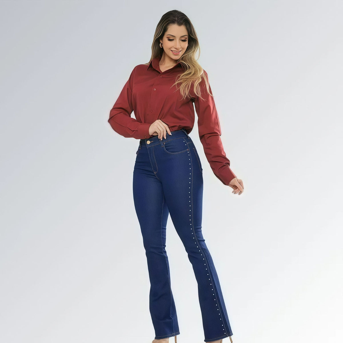 Calça jeans flare Dark Side feminina azul escura com cintura alta, detalhes de strass nas laterais e barra levemente aberta — peça moderna disponível para venda online de moda casual e sofisticada.