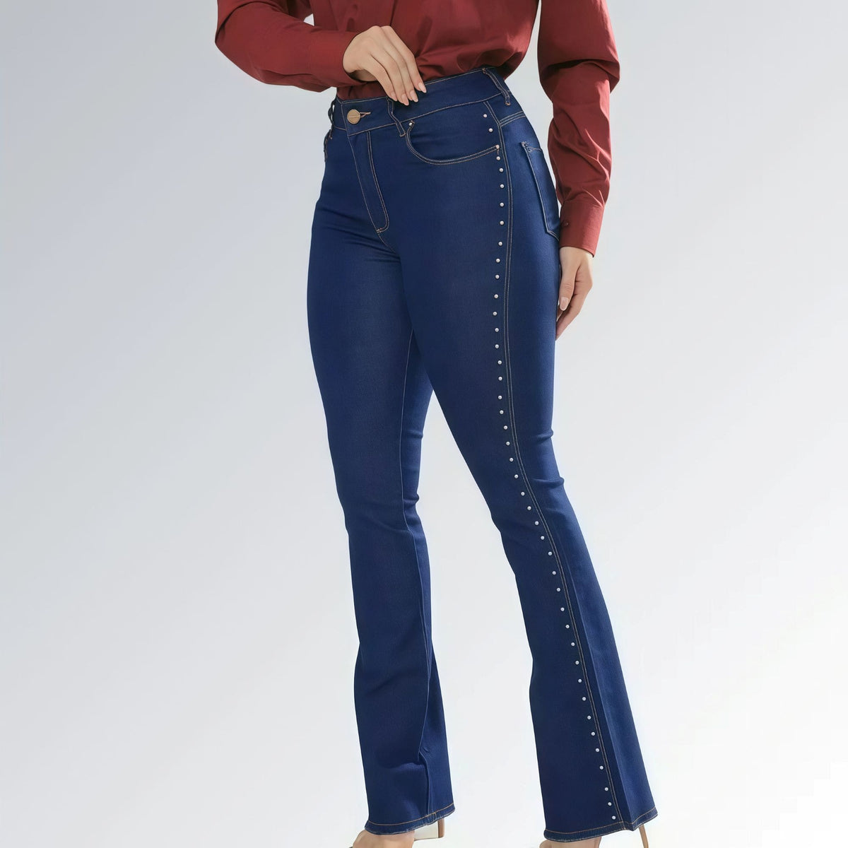 Calça jeans flare Dark Side feminina azul escura com cintura alta, detalhes de strass nas laterais e barra levemente aberta — peça moderna disponível para venda online de moda casual e sofisticada.