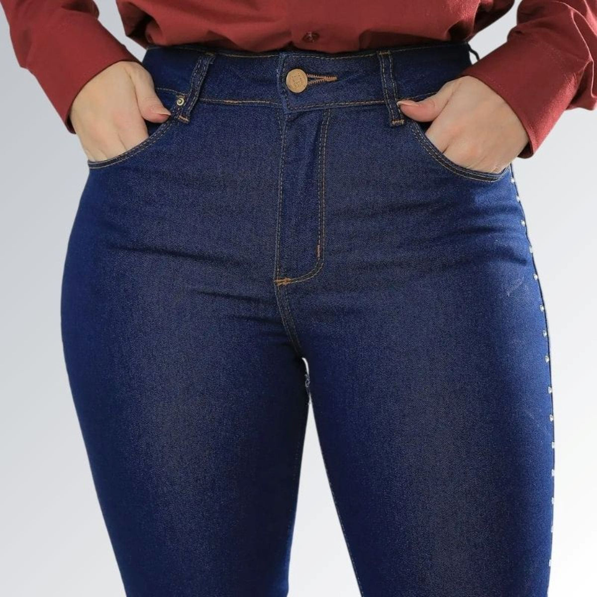 Calça jeans flare Dark Side feminina azul escura com cintura alta, detalhes de strass nas laterais e barra levemente aberta — peça moderna disponível para venda online de moda casual e sofisticada.