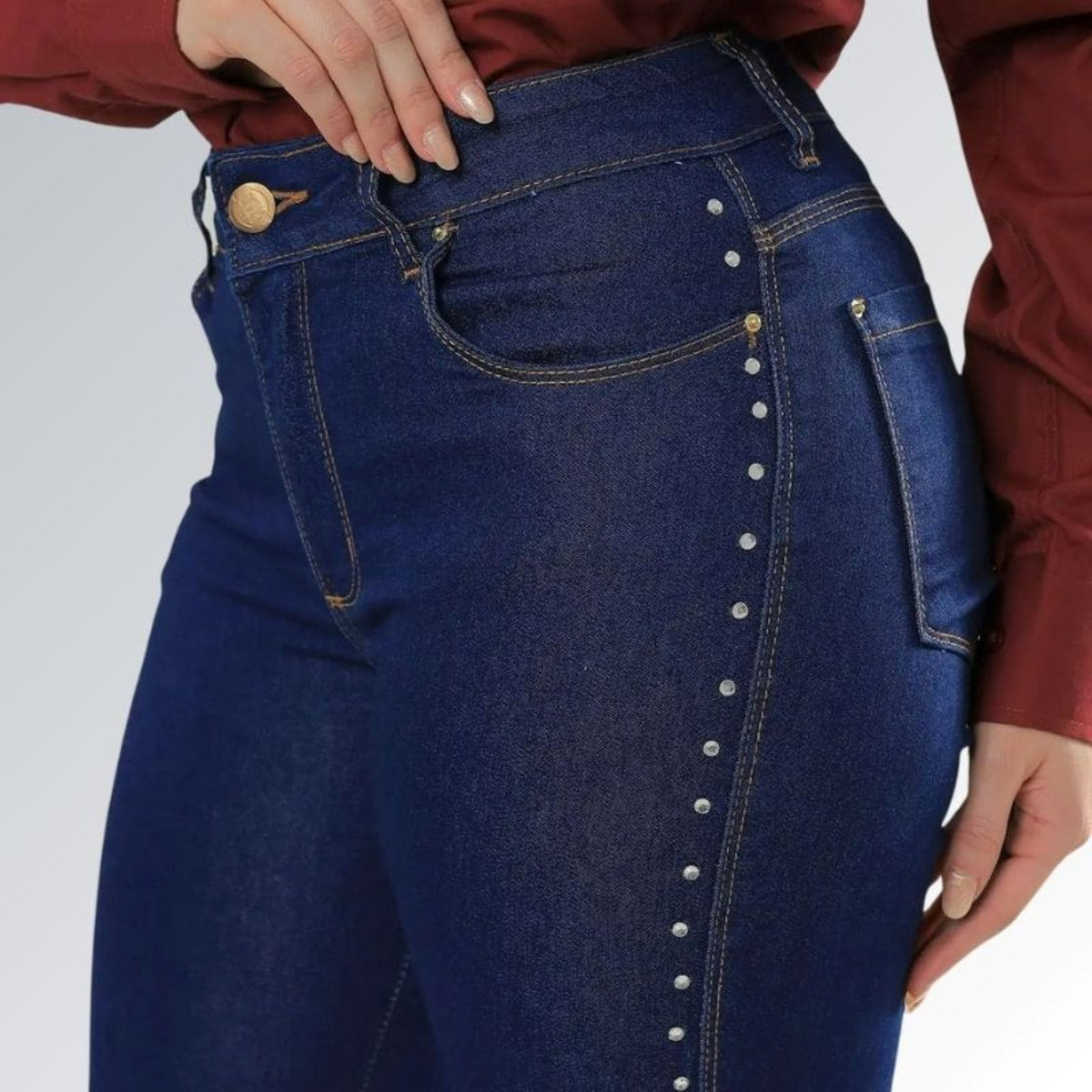 Calça jeans flare Dark Side feminina azul escura com cintura alta, detalhes de strass nas laterais e barra levemente aberta — peça moderna disponível para venda online de moda casual e sofisticada.