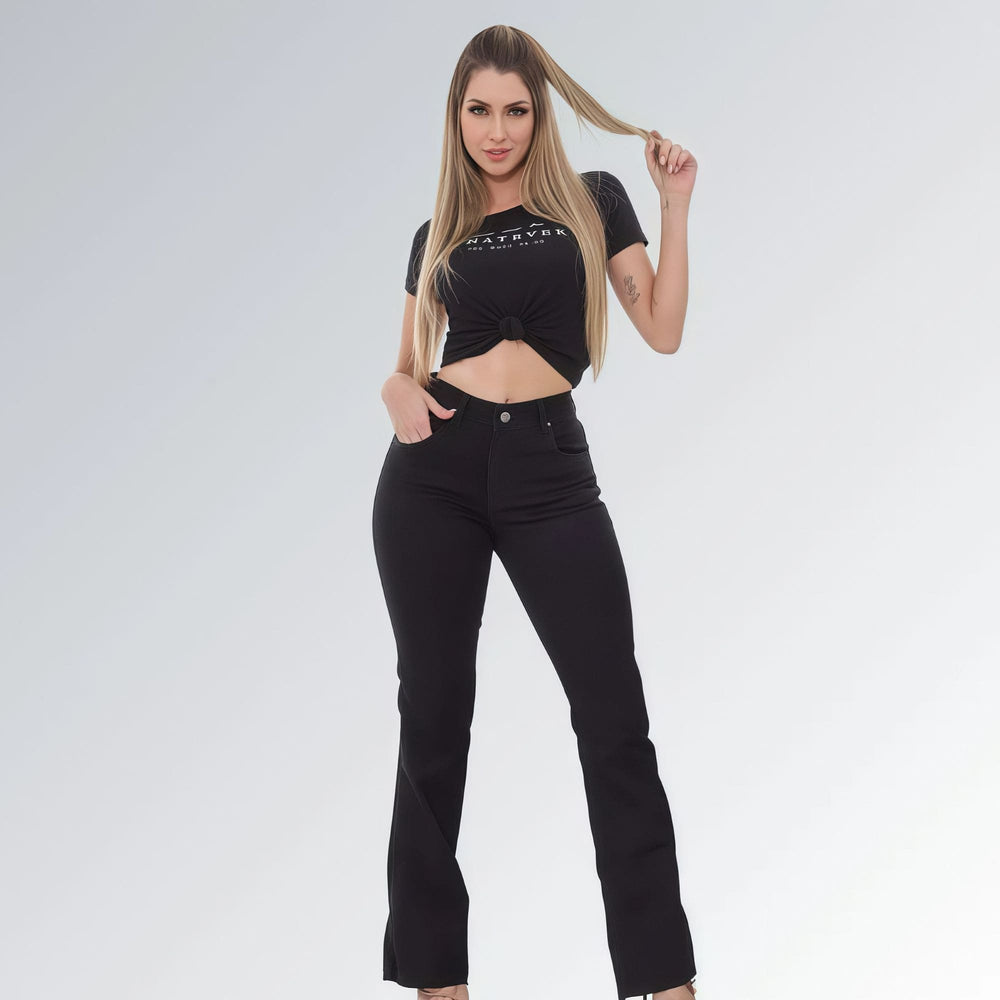 Calça jeans flare preta feminina com cintura média, fechamento frontal em botão e zíper, tecido ajustado e barra levemente aberta — peça moderna disponível para venda online de moda casual e elegante.