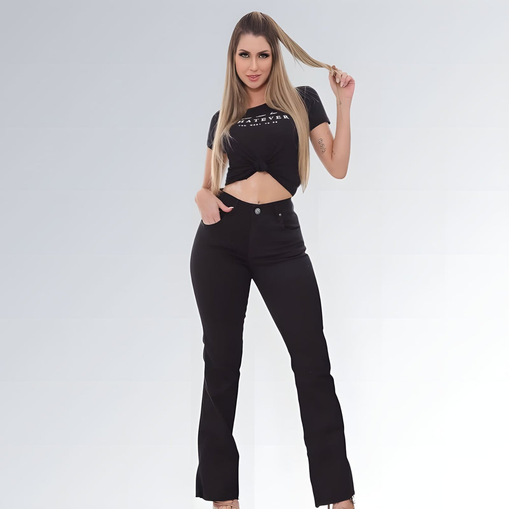 Calça jeans flare preta feminina com cintura média, fechamento frontal em botão e zíper, tecido ajustado e barra levemente aberta — peça moderna disponível para venda online de moda casual e elegante.