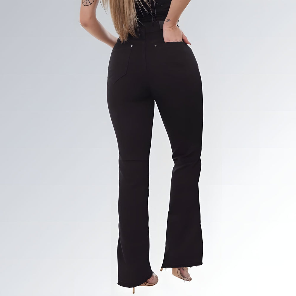 Calça jeans flare preta feminina com cintura média, fechamento frontal em botão e zíper, tecido ajustado e barra levemente aberta — peça moderna disponível para venda online de moda casual e elegante.