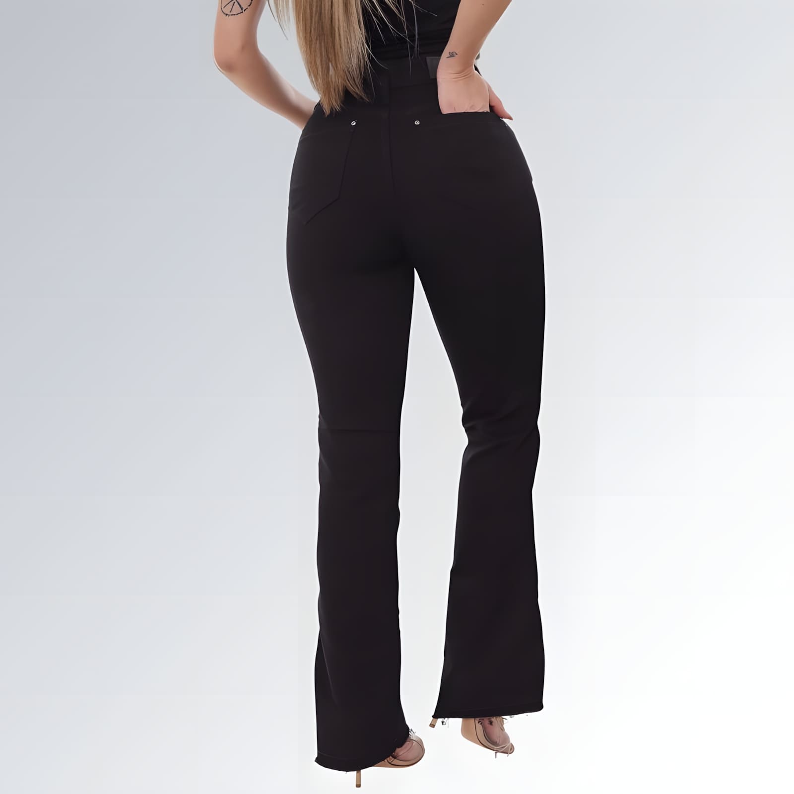 Calça jeans flare preta feminina com cintura média, fechamento frontal em botão e zíper, tecido ajustado e barra levemente aberta — peça moderna disponível para venda online de moda casual e elegante.