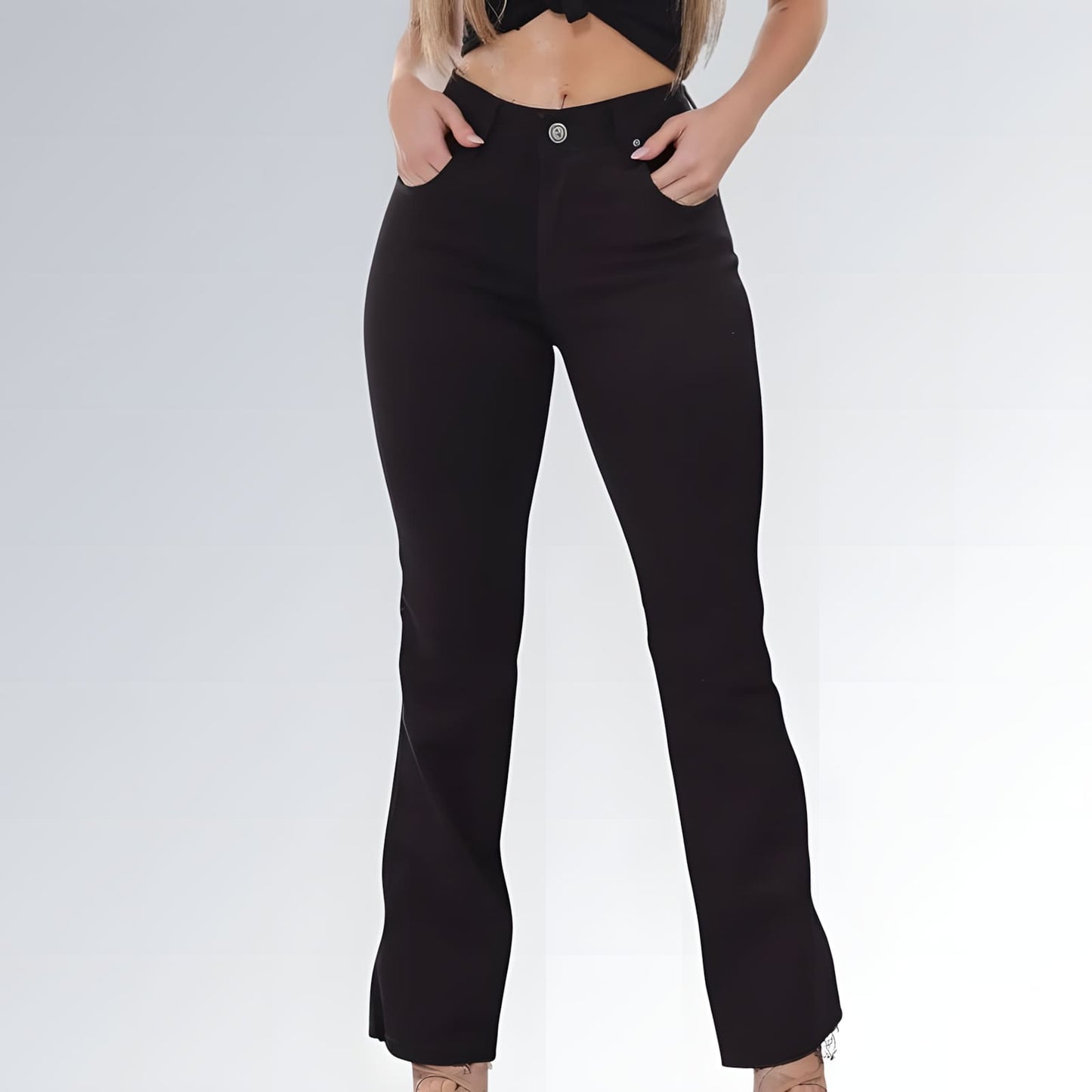 Calça jeans flare preta feminina com cintura média, fechamento frontal em botão e zíper, tecido ajustado e barra levemente aberta — peça moderna disponível para venda online de moda casual e elegante.