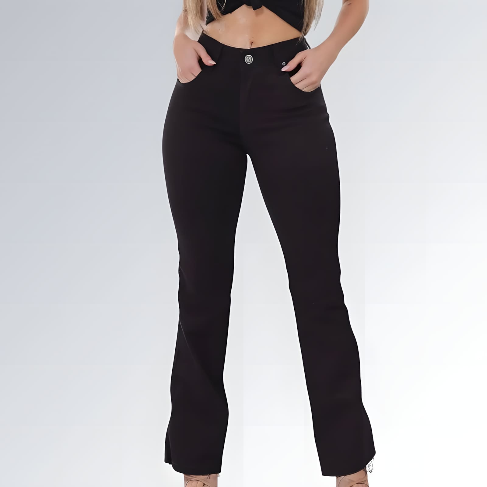 Calça jeans flare preta feminina com cintura média, fechamento frontal em botão e zíper, tecido ajustado e barra levemente aberta — peça moderna disponível para venda online de moda casual e elegante.