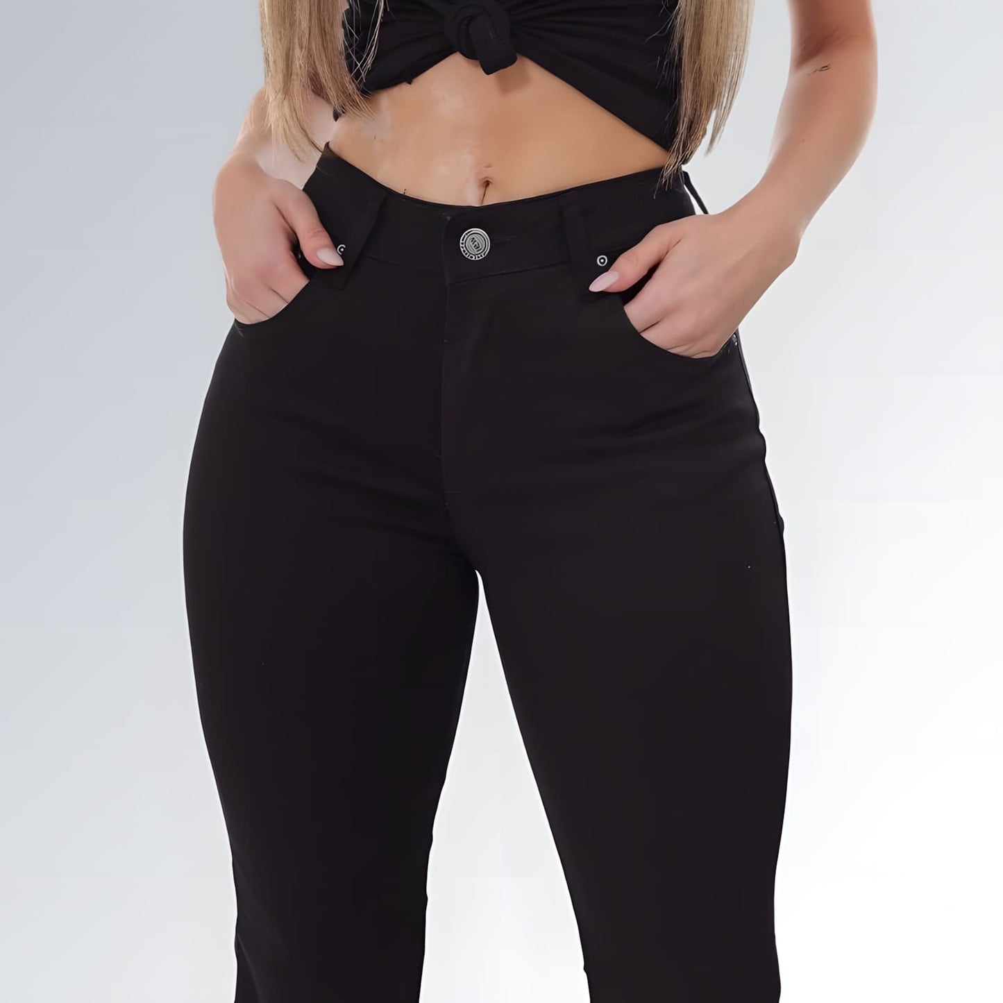 Calça jeans flare preta feminina com cintura média, fechamento frontal em botão e zíper, tecido ajustado e barra levemente aberta — peça moderna disponível para venda online de moda casual e elegante.