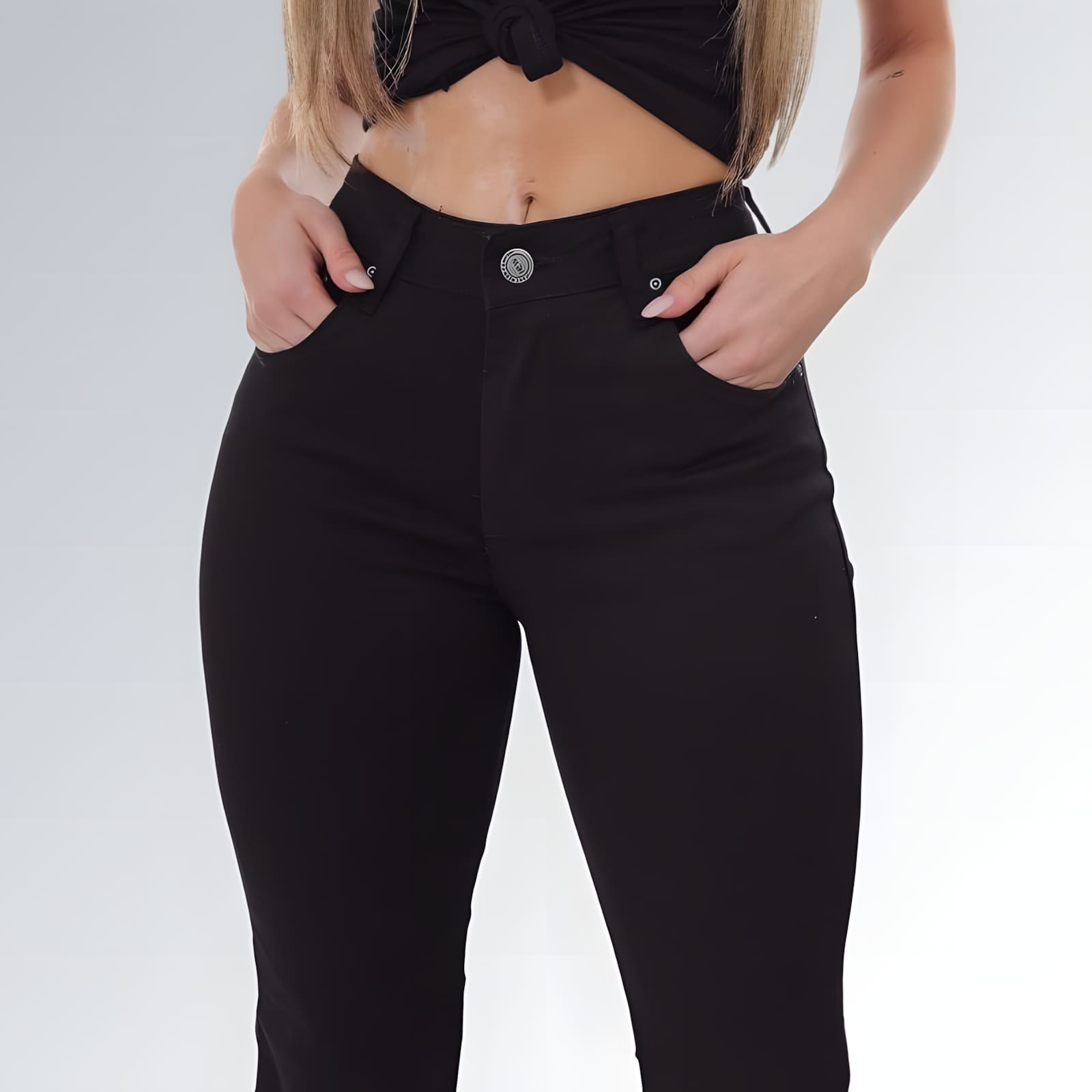 Calça jeans flare preta feminina com cintura média, fechamento frontal em botão e zíper, tecido ajustado e barra levemente aberta — peça moderna disponível para venda online de moda casual e elegante.